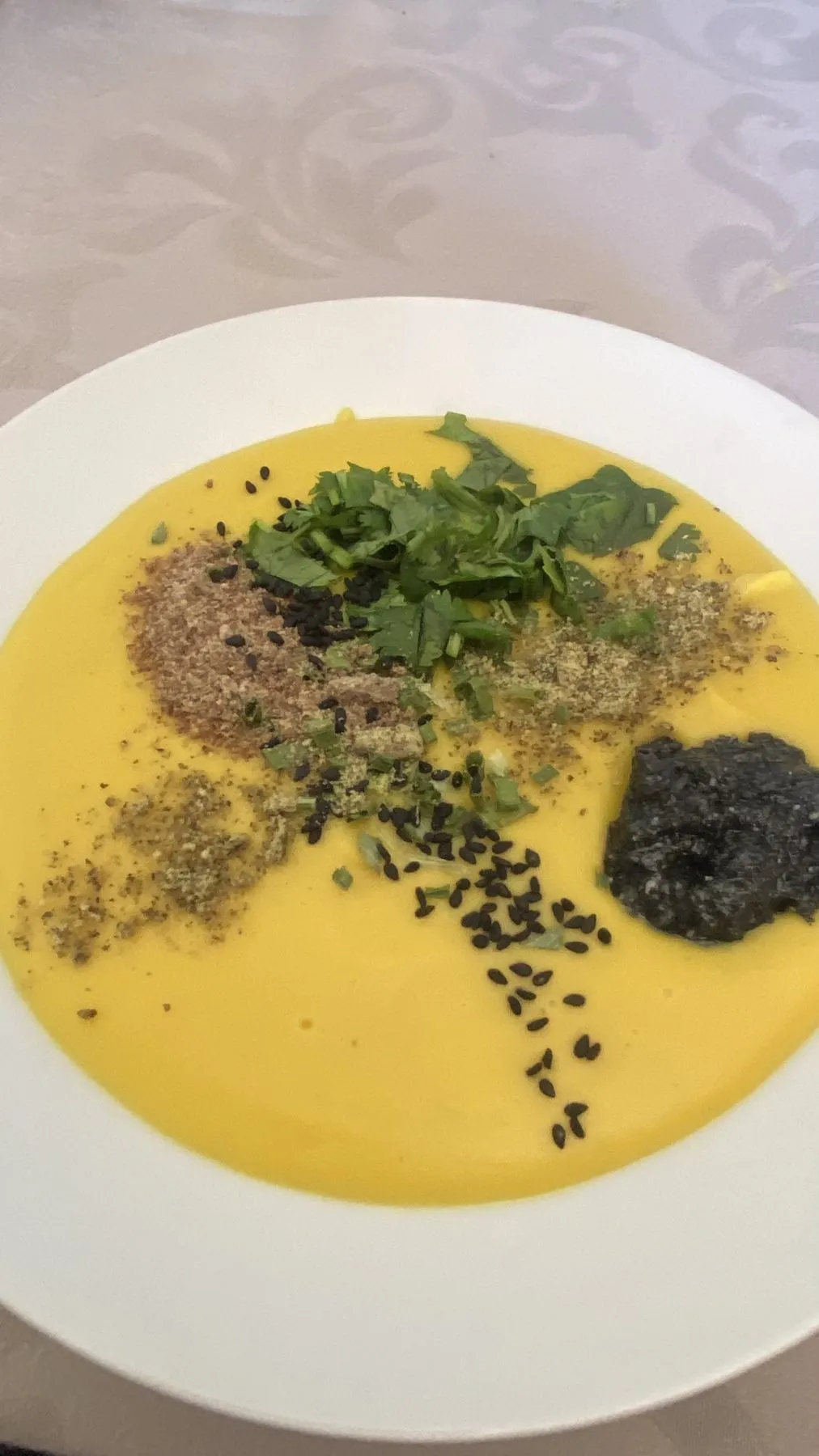 Vegetable cream with herbs and seeds